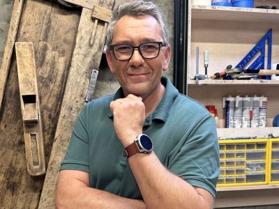 Darek Stolarz: Żona żartuje, że nie potrafię zrobić zwykłej szafy. Mówi: 