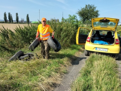 „Opony i wersalki podrzucane do lasów, przecież to niedopuszczalne”. Trwa walka z dzikimi wysypiskami [FOTO]
