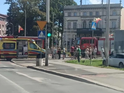 Zderzenie dwóch motocyklistów i osobówki w Jeleniej Górze. Droga częściowo zamknięta