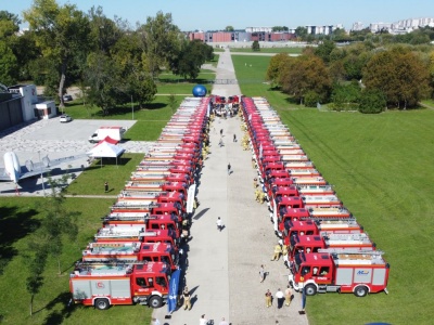 Wozy straży pożarnej na terenie Muzeum Lotnictwa Polskiego [ZDJĘCIA]