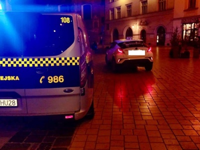 Pościg na Rynku Głównym. Taksówkarz nie zatrzymał się do kontroli
