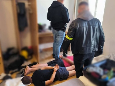 Przyłożyli taksówkarzowi broń do głowy. 27-latek zrobił coś, czego się nie spodziewali