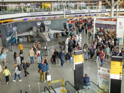 Utknął na lotnisku w Warszawie na 20 godzin. Nie dostał hotelu, bo nie ma miejsc przez koncert Sanah