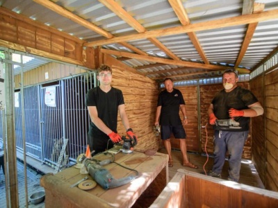 RADEK od NAPRAWek. Dziennikarze RŁ remontują boksy dla psów w Przytulisku Arkadia w Głownie [ZDJĘCIA]