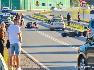 Kraksa na DK75. Motocyklista zbierany z asfaltu [ZDJĘCIA]