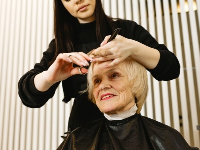 Układa się sama i odejmuje przy tym sporo lat. Ta grzywka szturmem podbija salony