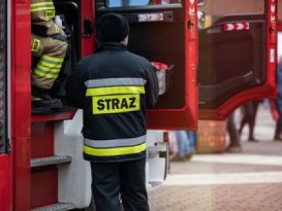 Roczne dziecko wpadło do studzienki. Akcja służb w Środzie Wielkopolskiej