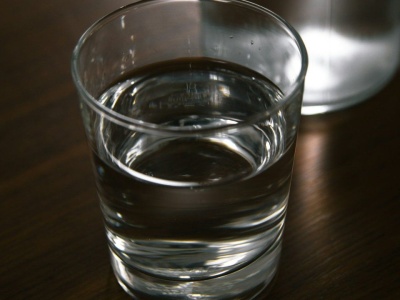 Pilny apel GIS. Niebezpieczne fragmenty szkła w popularnej wodzie butelkowanej