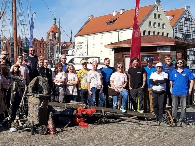 Dno Motławy pełne śmieci. Nurkowie wolontariusze wyciągnęli nawet hulajnogi