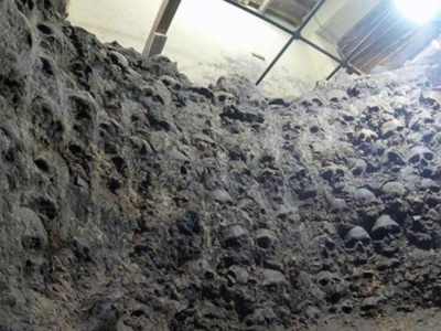 Wieża z ludzkich czaszek w Meksyku