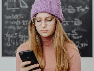 Zamiast z przyjaciółmi, młodzi ludzie rozmawiają z AI. Powód jest bardziej smutny, niż myślisz