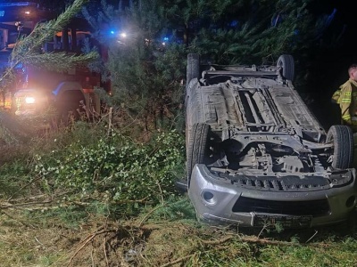 Dachowanie samochodu w Koźminie, kobieta przewieziona do szpitala