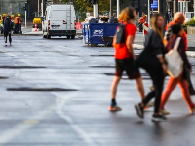 Pierwszeństwo pieszych poza przejściem. Kierowcy zapominają