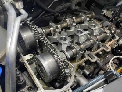 Mam silnik 1.2 PureTech z paskiem rozrządu pracującym w oleju. Jak żyć i ile kosztuje naprawa?