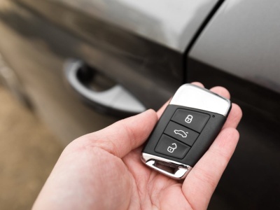 Nie tylko otwiera drzwi. Kluczyk ma ukryte funkcje, których kierowcy do dziś nie znają