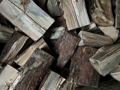 Obowiązuje od 7 września. Kogo dotyczy zakaz palenia drewnem pełnowartościowym?