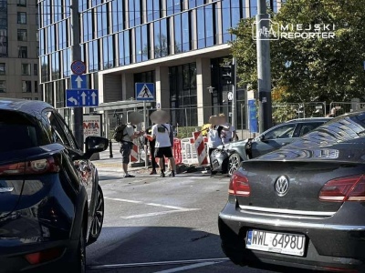 Zderzenie w centrum. Rozbity pojazd blokował przejazd tramwajów