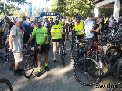 Kilkuset rowerzystów przejechało ulicami Świdnicy na piknik [FOTO]