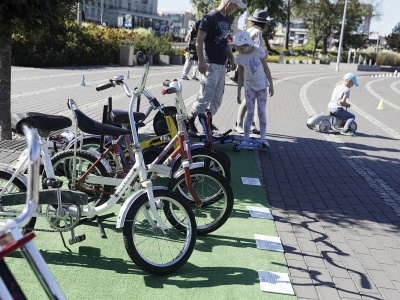 Przejażdżki rikszą i wystawa starych rowerów. Piknik przed dworcem autobusowym