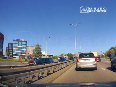 Elektryczny wózek inwalidzki w trakcie jazdy stanął w ogniu. Z pomocą ruszyli świadkowie