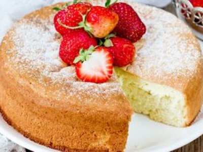 Nie potrzebuje proszku do pieczenia, a i tak rośnie jak szalony. Tym właśnie różni się od zwykłego biszkoptu