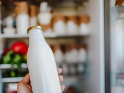 Ten błąd popełnia większość z nas. Oto, gdzie naprawdę powinno stać mleko w lodówce!