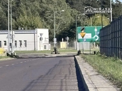 Porzucona walizka przy wjeździe na lotnisko w Modlinie. W akcji lotniskowi pirotechnicy