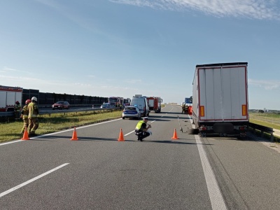 Kierowca chciał zmienić oponę w ciężarówce, potrącił go bus. Śmiertelny wypadek na A1 w regionie