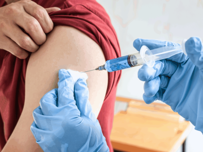 Brak szczepień to straty gospodarcze. Musimy podnieść liczbę zaszczepionych [BADANIE]