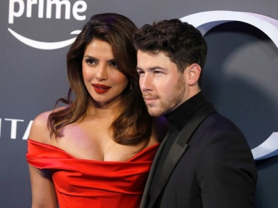 Poznali się w internecie, wzięli dwa śluby. Ich historia to gotowy scenariusz na film