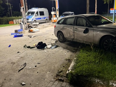 Pijany kierowca BMW staranował dystrybutor na stacji paliw w Świdnicy. Popisywał się przed koleżankami