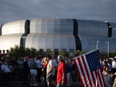 Nadzwyczajne środki i tłumy żałobników. Ostatnie pożegnanie Charliego Kirka