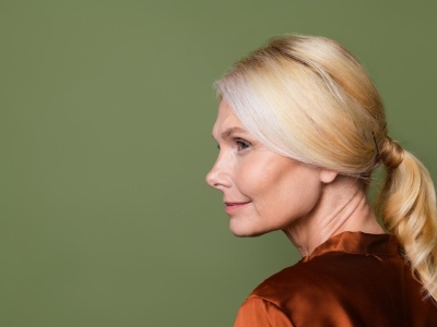 Eleganckie i wygodne. Najlepsze fryzury do biura dla zabieganych kobiet