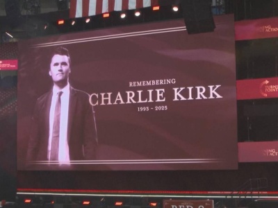 Pełny stadion i tysiące ludzi przed nim. Ameryka żegna aktywistę Charliego Kirka