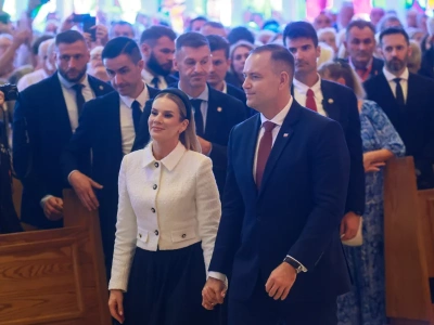 Karol Nawrocki na mszy w „amerykańskiej Częstochowie”. Wyprowadzono „księdza”