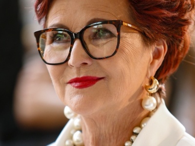 Perły to prawdziwy hit jesieni 2025. Jak je nosić i z czym łączyć, by wyglądać modnie?