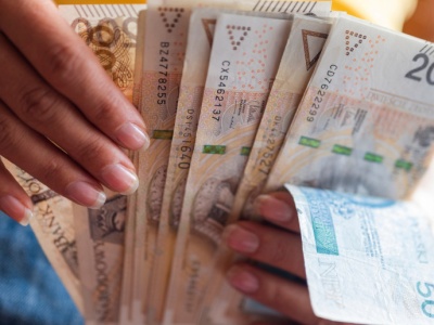 2333 zł miesięcznie dla każdego Polaka. Bez jakichkolwiek warunków. Ale jest 