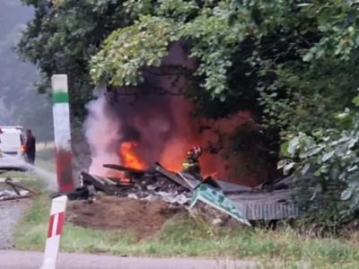 Samochód wjechał w przystanek i stanął w płomieniach. Kierowca nie żyje