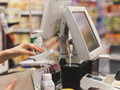 Polacy znów hamują się w sklepach. Najnowsze dane zaskoczyły ekonomistów