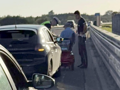 73-latek na skuterze inwalidzkim wjechał na autostradę. „Pomylił drogę” [ZDJĘCIA]