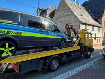 Uznał, że takie oklejenie auta jest zabawne. Niemiecka policja była innego zdania