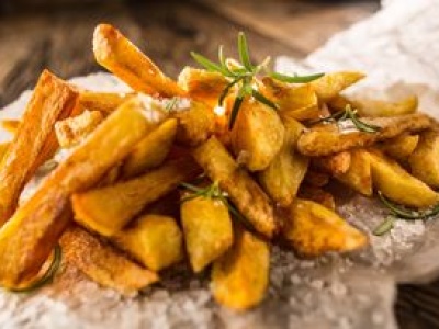 Posypuję ziemniaki, mieszam i zapiekam. Wychodzą chrupiące jak nigdy wcześniej