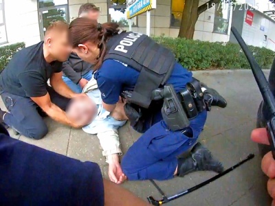 Starszy pan umierał na środku ulicy w Toruniu! Policjanci uratowali mu życie - dramatyczny film!