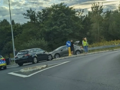 Groźnie wyglądająca kolizja na skrzyżowaniu ulicy Wiosny Ludów i Karwety