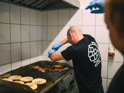 Warto odwiedzić to miejsce na kulinarnej mapie Krakowa. Poznaj Świat Kraftu Beer & Burger