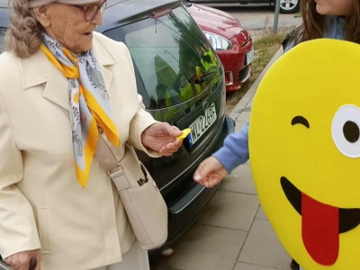 Uczniowie SP3 rozdawali uśmiechy. Barwny korowód przeszedł przez miasto