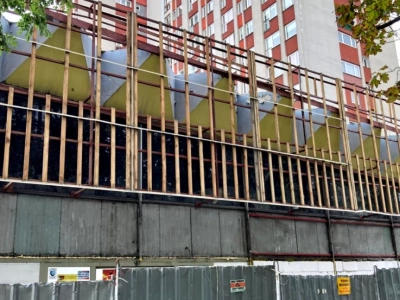 Podczas modernizacji Biedronki odsłonięto dawną elewację Pewexu. Trwają konsultacje z konserwatorem