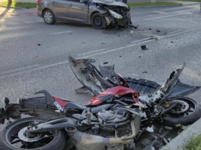 Zderzenie motocyklisty autem. Jedna osoba trafiła do szpitala