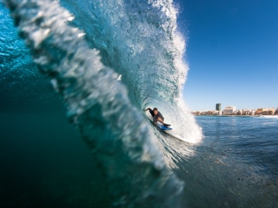 230 km linii brzegowej i idealne warunki dla wielu sportów wodnych. Ta wyspa to raj dla surferów i nurków przez cały rok