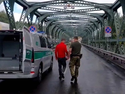 Udawał bankowca i oszukiwał ludzi. 36-latek deportowany z Polski